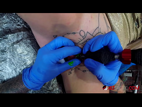 ❤️ Tsis tshua muaj tattooed hottie Sully Savage tau txais tattoo ntawm nws clitoris Liab porn ntawm porn hmn.drpornofilme.ru ﹏